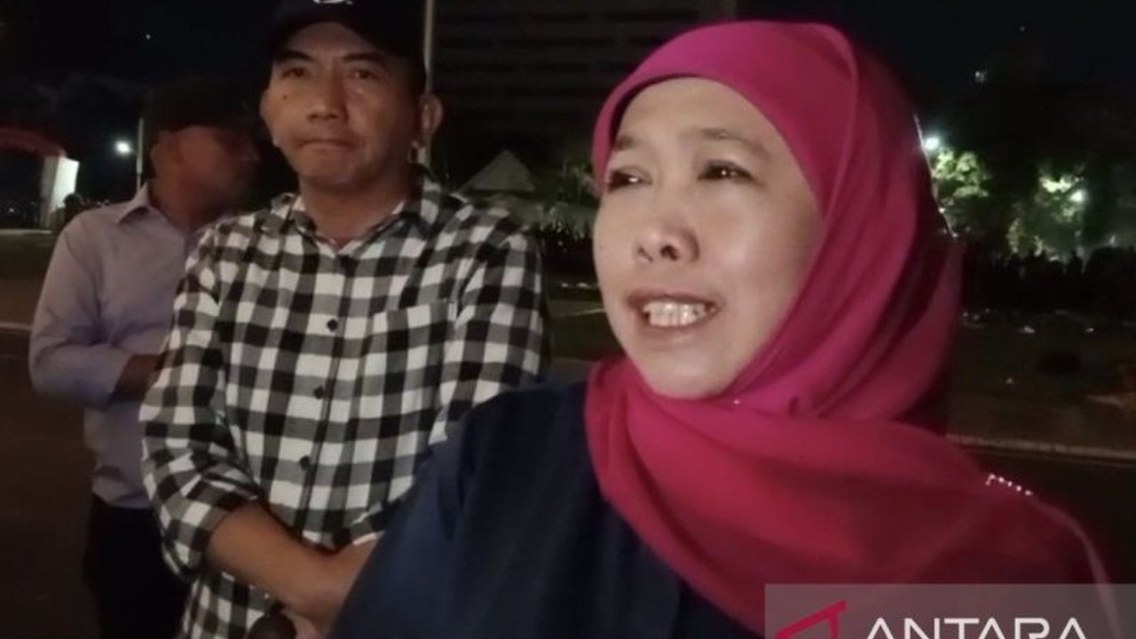 Gubernur Khofifah Indar Parawansa berkoordinasi dengan Polrestabes Surabaya terkait pembebasan massa aksi yang ditahan, menegaskan komitmennya untuk warga Jatim dan mengimbau agar tidak terprovokasi.