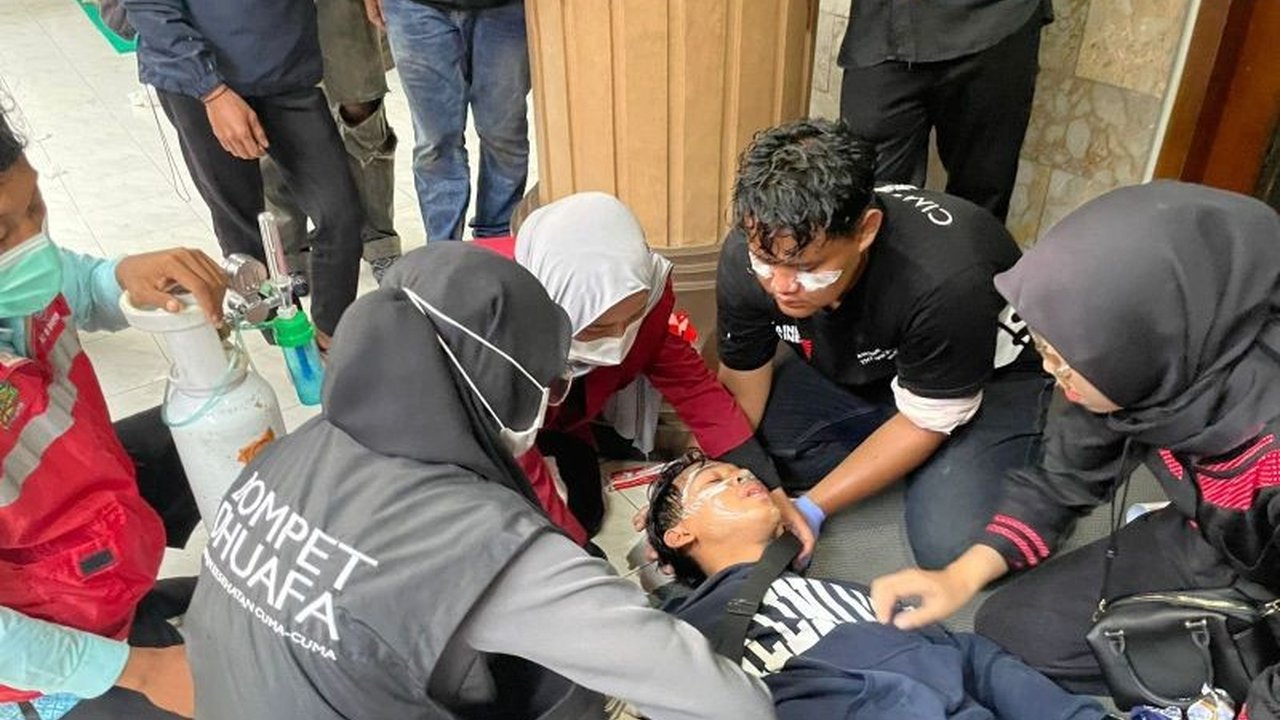 Dompet Dhuafa menunjukkan komitmen kemanusiaan dengan mengerahkan tim medis dan relawan untuk massa aksi di Jakarta, Bandung, Madiun, dan Cilacap. Simak detail bantuannya!