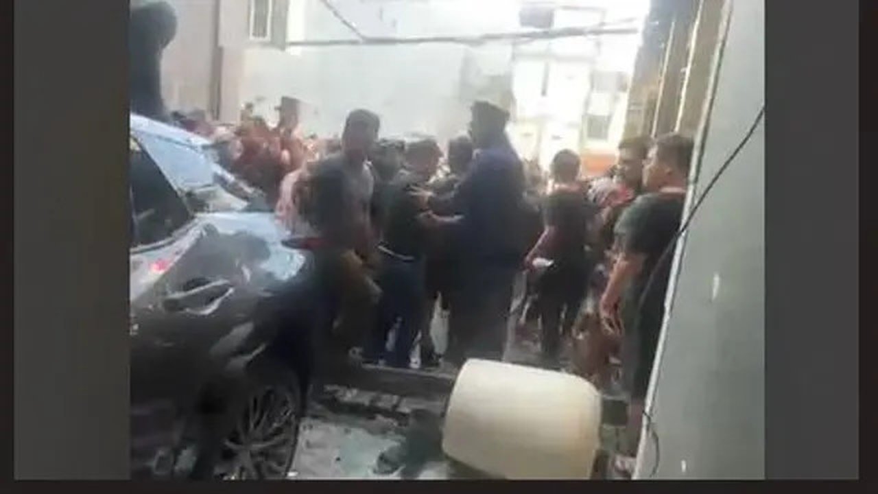 Massa mendatangi rumah anggota DPR RI Fraksi NasDem Ahmad Sahroni di Tanjung Priok, pada Sabtu (30/8/2025). (Tangkapan Layar)