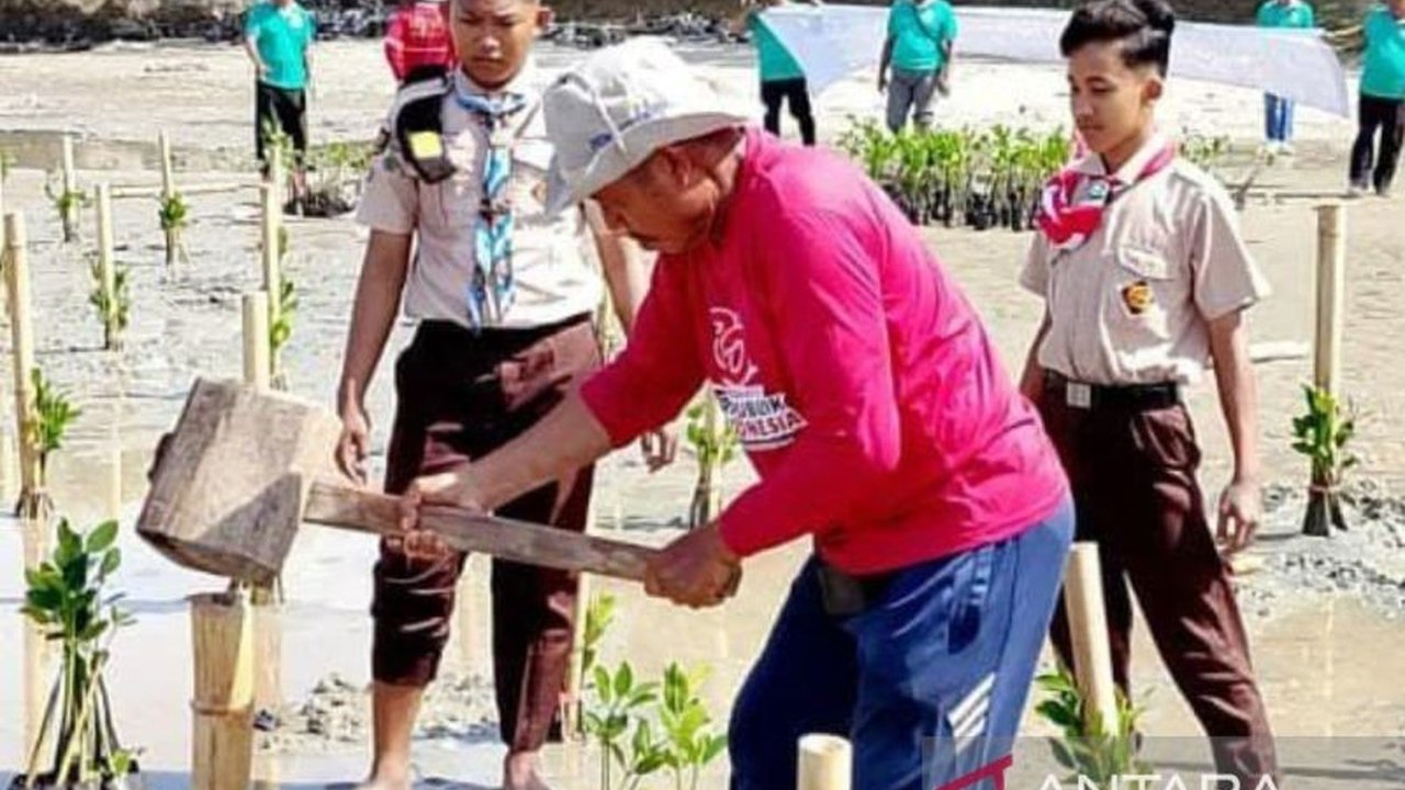 Perkumpulan alumni beasiswa Korea (KOSA) berkolaborasi dengan World Friend Korea menanam 10.000 bibit mangrove di Sumenep, Jawa Timur. Aksi ini wujudkan komitmen penghijauan Sumenep dan pelestarian ekosistem pesisir.