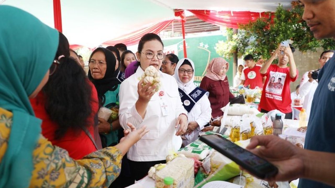 Pemerintah Kota Semarang bersama Bulog sukses menyalurkan 13 ton beras SPHP melalui Gerakan Pangan Murah. Inisiatif ini krusial untuk menjaga stabilitas harga dan daya beli masyarakat di tengah tantangan ekonomi.