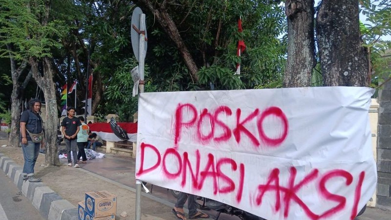 Mahasiswa Aceh Galang Donasi untuk persiapan aksi demonstrasi di depan DPRA. Mereka mengumpulkan dukungan dari berbagai elemen masyarakat untuk menyuarakan keresahan dan tuntutan reformasi.