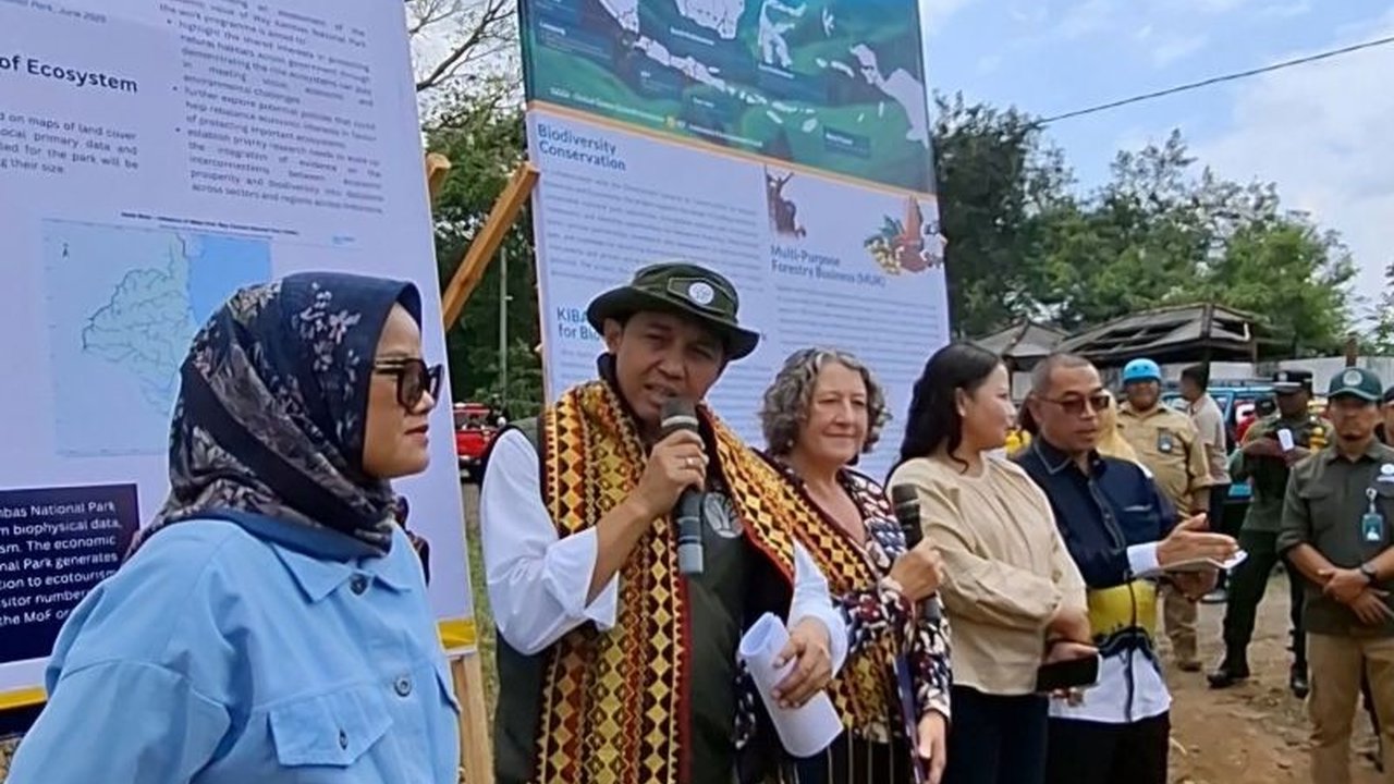 Menteri Kehutanan Raja Juli Antoni mengungkapkan upaya pelestarian keanekaragaman hayati di Taman Nasional Way Kambas melalui program NTSP dan KIBAR, bermitra dengan Inggris. Simak detail programnya!