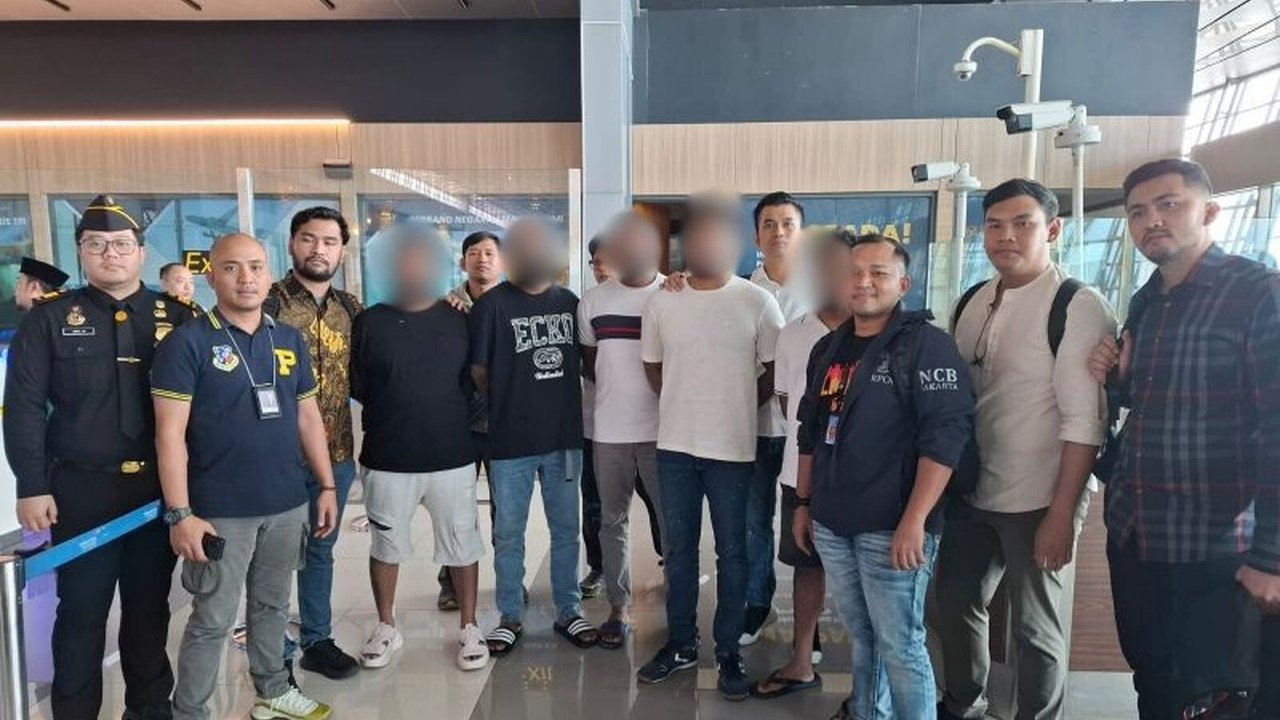 Imigrasi Soekarno-Hatta berhasil melakukan **deportasi WN Sri Lanka** yang merupakan buronan Interpol Red Notice. Simak detail operasi pemulangan pelaku kejahatan lintas negara ini!