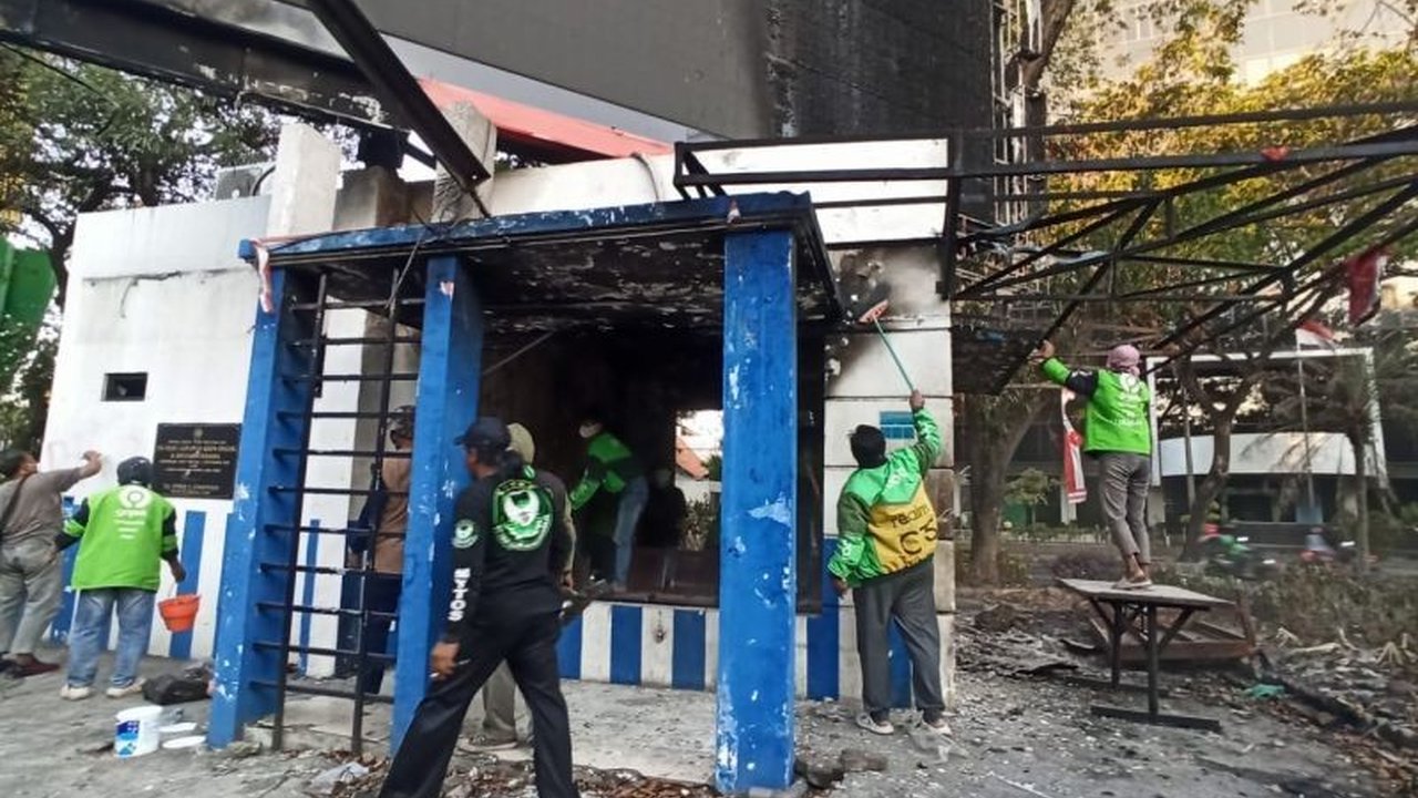 Aksi heroik driver ojol dan warga Surabaya membersihkan puing pos polisi pasca-kerusuhan menunjukkan kepedulian tinggi. Simak bagaimana mereka bahu-membahu memulihkan kota!