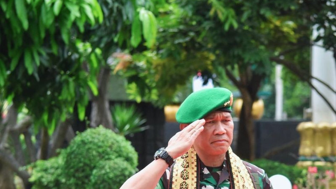 Pangdam Radin Inten pertama, Mayjen Kristomei Sianturi, mengajak seluruh prajurit dan PNS membangun kebersamaan demi kemajuan satuan. Apa pesan lengkapnya?
