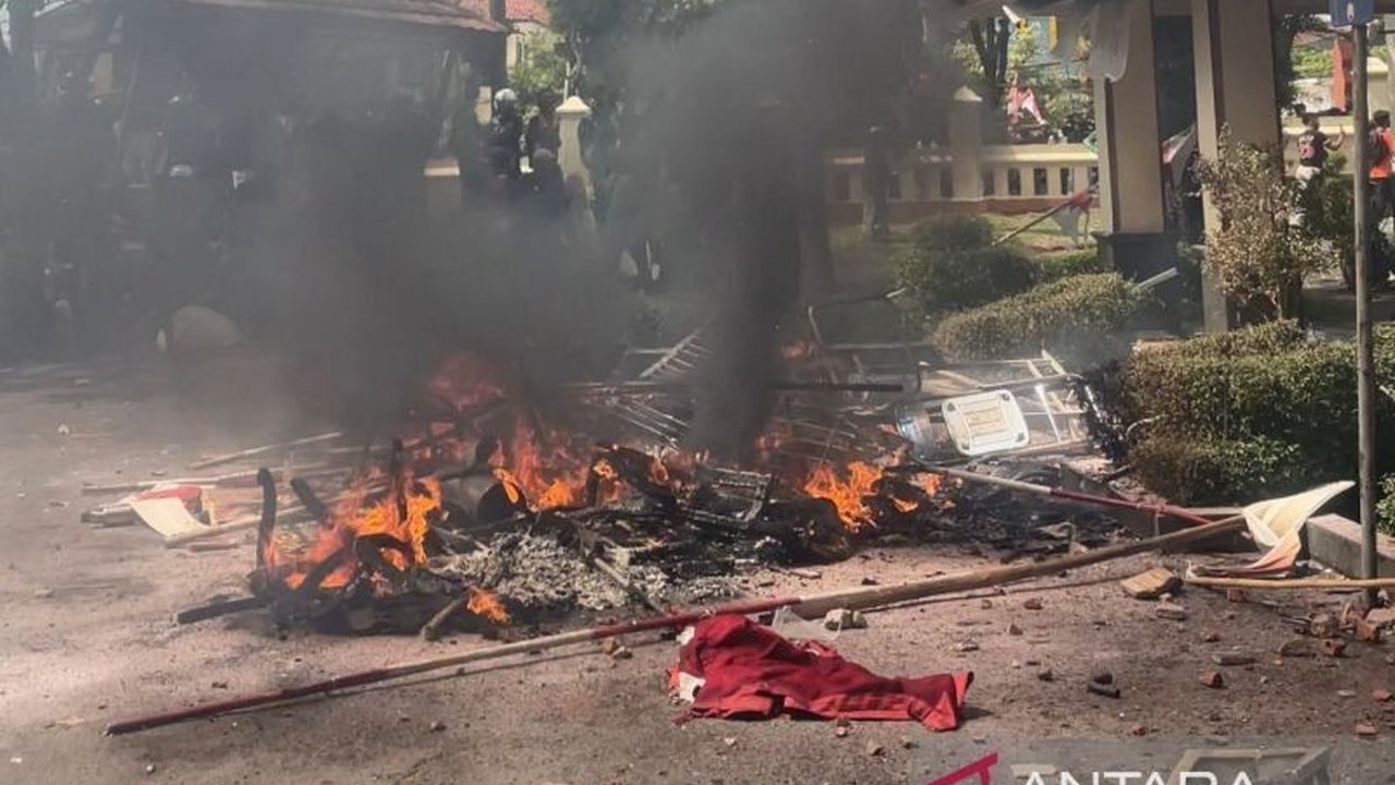 Seorang satpam di Cirebon harus merelakan Motor Satpam Terbakar Cirebon saat kerusuhan di Gedung DPRD, meninggalkan kisah pilu di balik insiden tak terduga ini yang juga merusak fasilitas.