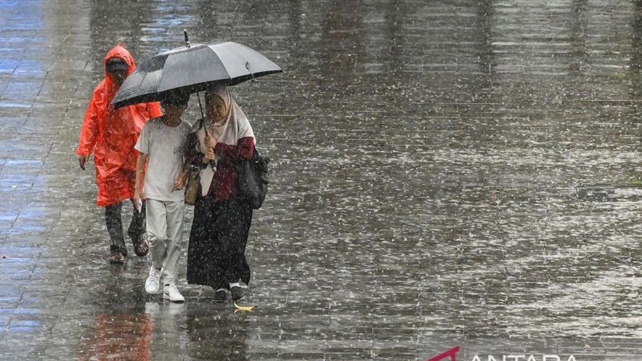 Badan Meteorologi, Klimatologi, dan Geofisika (BMKG) merilis prakiraan cuaca Jakarta hari ini. Bersiaplah, hujan diprediksi mengguyur sebagian besar wilayah Ibu Kota dari sore hingga malam.