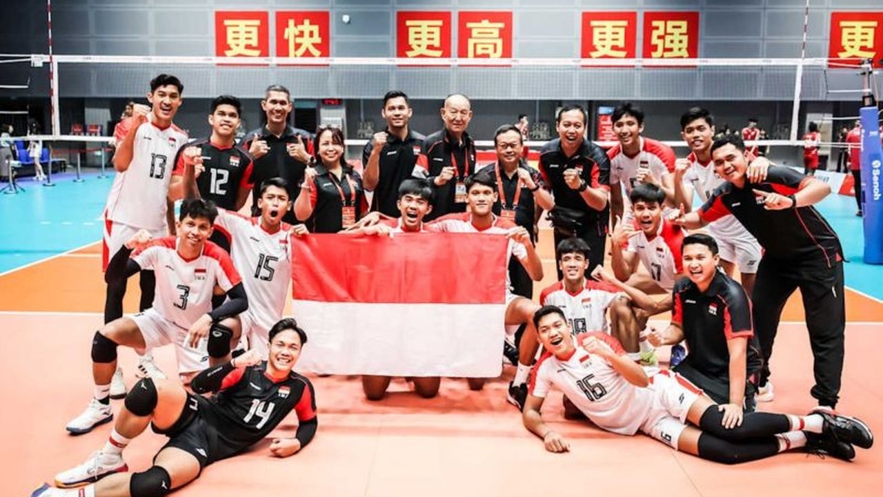 Timnas Voli U-21 Putra Indonesia berhasil menempati peringkat ke-19 dunia di Kejuaraan Dunia Bola Voli U-21 2025. Simak detail perjuangan mereka hingga finis di posisi ini!