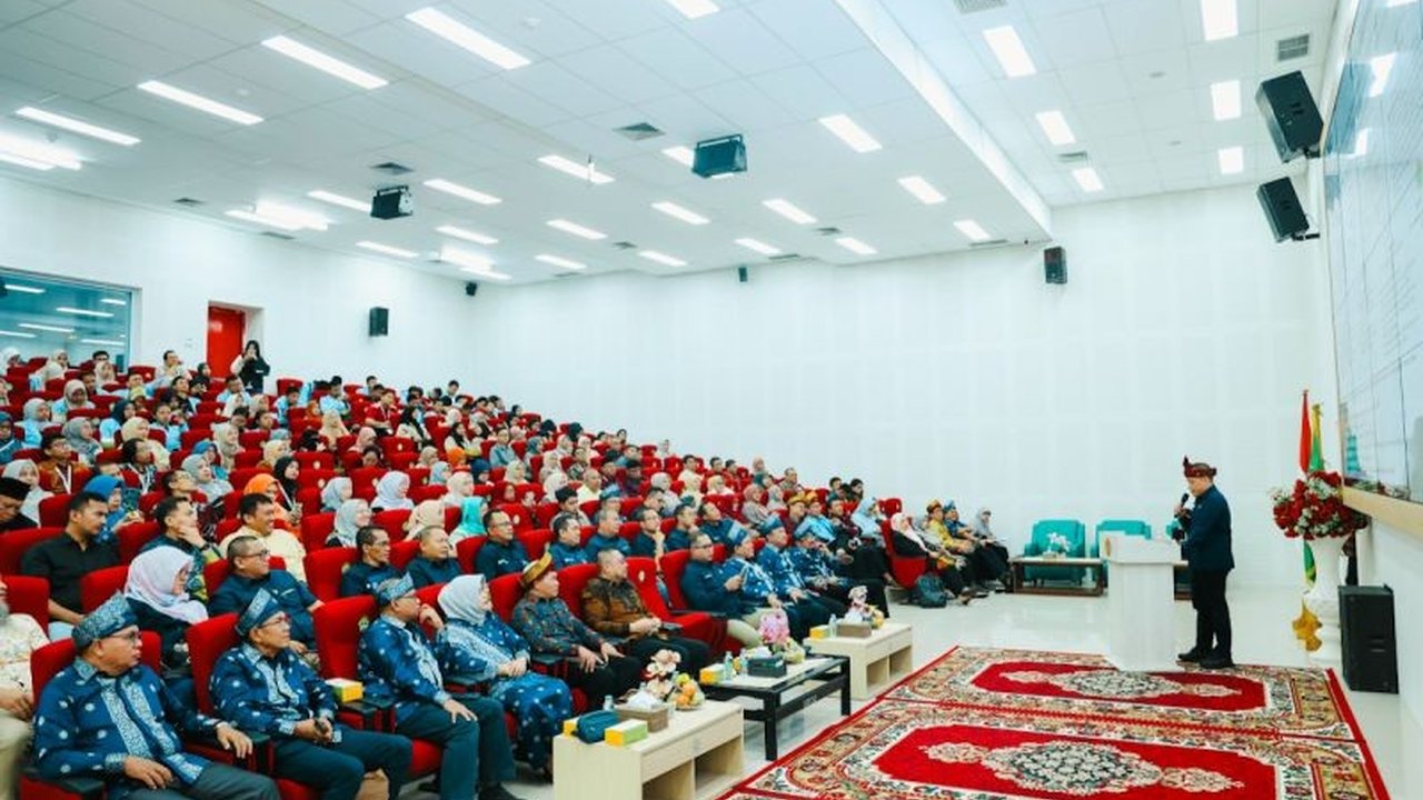 Direktur Utama PTPN IV PalmCo, Jatmiko Santosa, menegaskan peremajaan sawit rakyat adalah kunci ketahanan pangan dan energi nasional, mendorong kolaborasi.