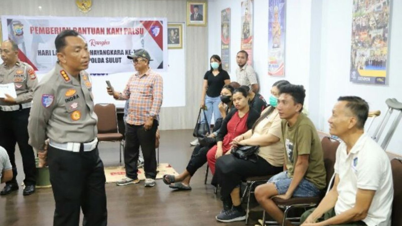 Ditlantas Polda Sulut menggelar program bantuan kaki palsu bagi 29 warga, utamanya korban kecelakaan lalu lintas, menyambut Hari Lalu Lintas. Simak bagaimana inisiatif ini meningkatkan keselamatan jalan dan kepercayaan publik!