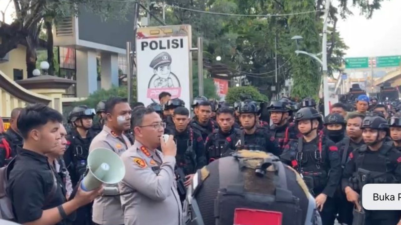 Mako Polrestro Jakarta Utara Kondusif kembali setelah diserang massa tak dikenal dini hari. Simak bagaimana aparat gabungan berhasil meredam situasi panas dan mengamankan fasilitas umum.