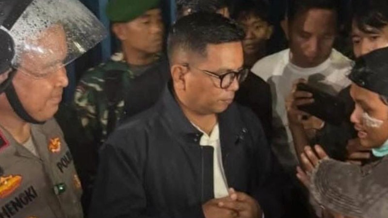 Gubernur Banten Andra Soni menanggapi langsung aspirasi massa aksi di Serang. Apa saja tuntutan mereka dan bagaimana komitmen pemerintah daerah dalam menindaklanjutinya?