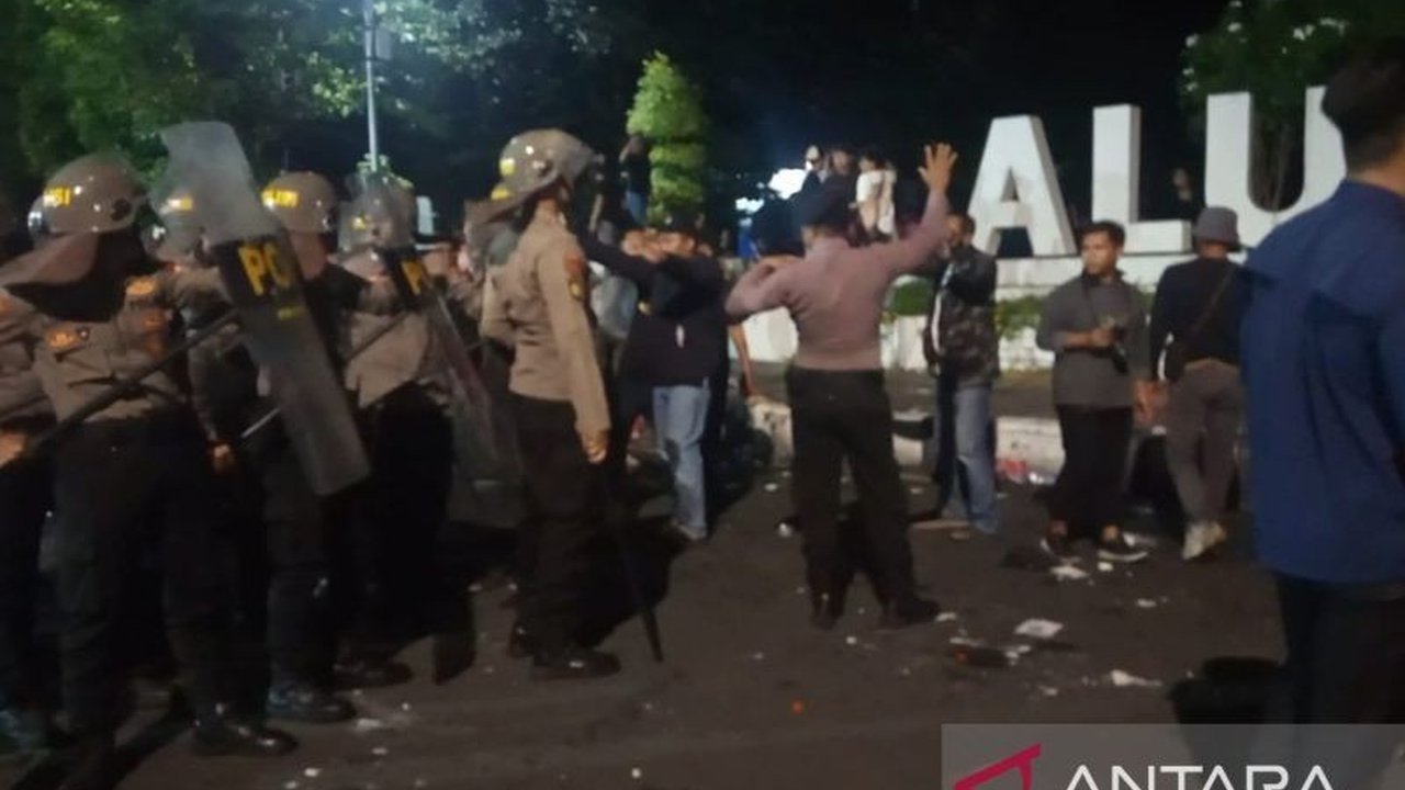 Polres Lumajang mengamankan empat terduga provokator aksi damai solidaritas ojek online yang berujung ricuh di depan Mapolres. Siapa sebenarnya dalang kericuhan ini?