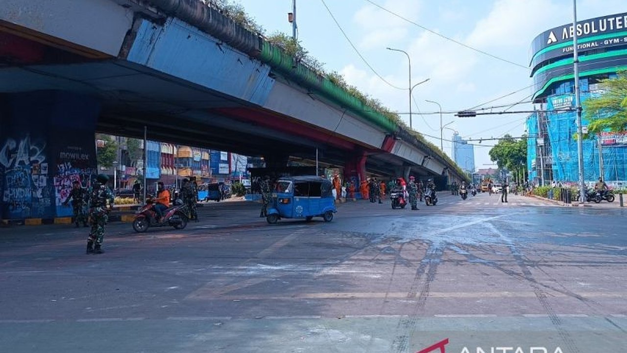 Jalan Mako Brimob Kwitang Dibuka kembali untuk kendaraan roda dua dan empat setelah ditutup akibat demonstrasi. Simak kondisi terkini lalu lintas di sana.