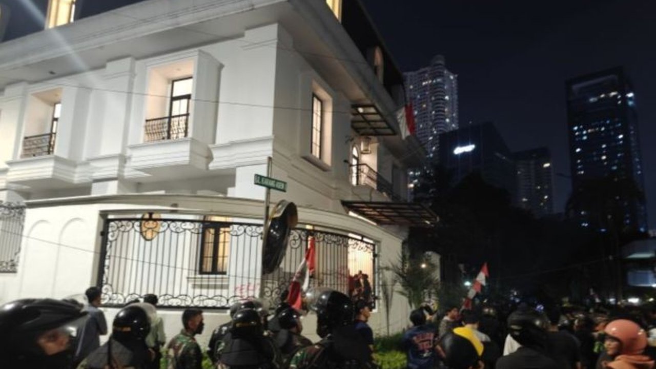 Pasca penjarahan rumah Eko Patrio di Jakarta Selatan, Kepolisian dan TNI kini berjaga ketat. Apa yang sebenarnya terjadi dan mengapa massa menjarah rumah anggota DPR ini?