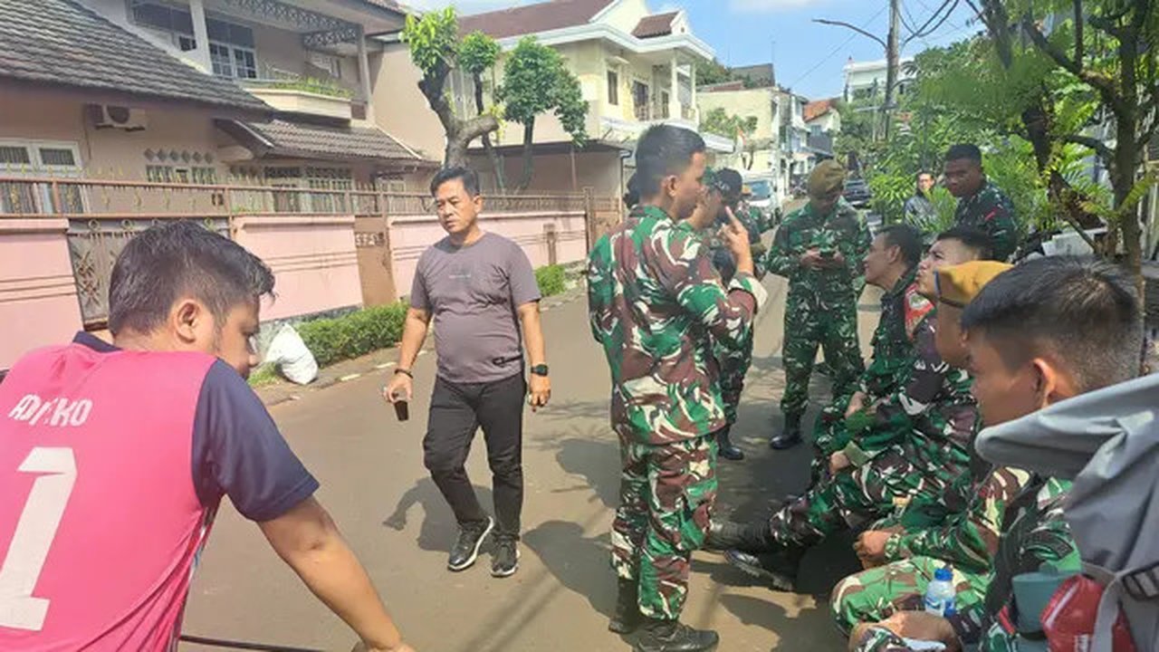 Rumah Menkeu Sri Mulyani dijaga ketat TNI usai dijarah massa. (Liputan6.com/Pramita Tristiawati)