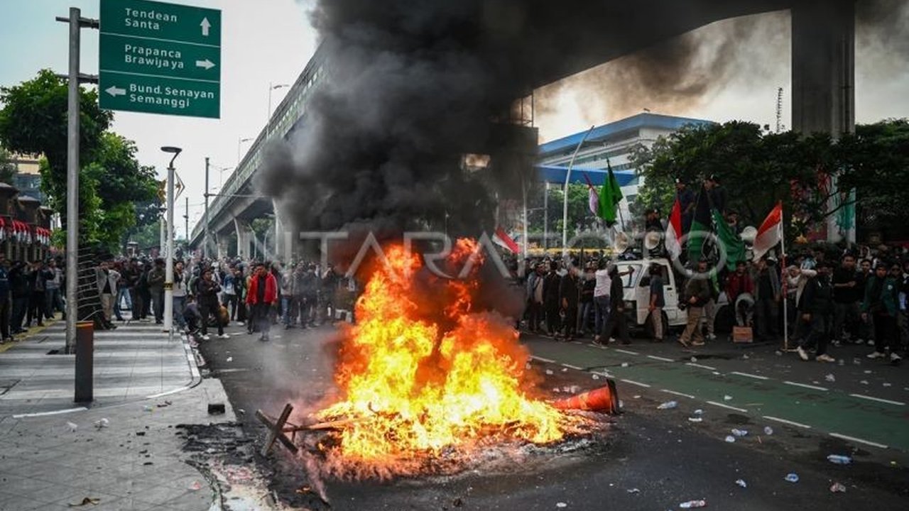 Disnakertransgi DKI Jakarta mengeluarkan imbauan WFH bagi perusahaan di Jakarta yang bersifat situasional. Pahami mengapa kebijakan WFH Perusahaan Jakarta ini tidak wajib dan bagaimana perusahaan dapat beradaptasi.