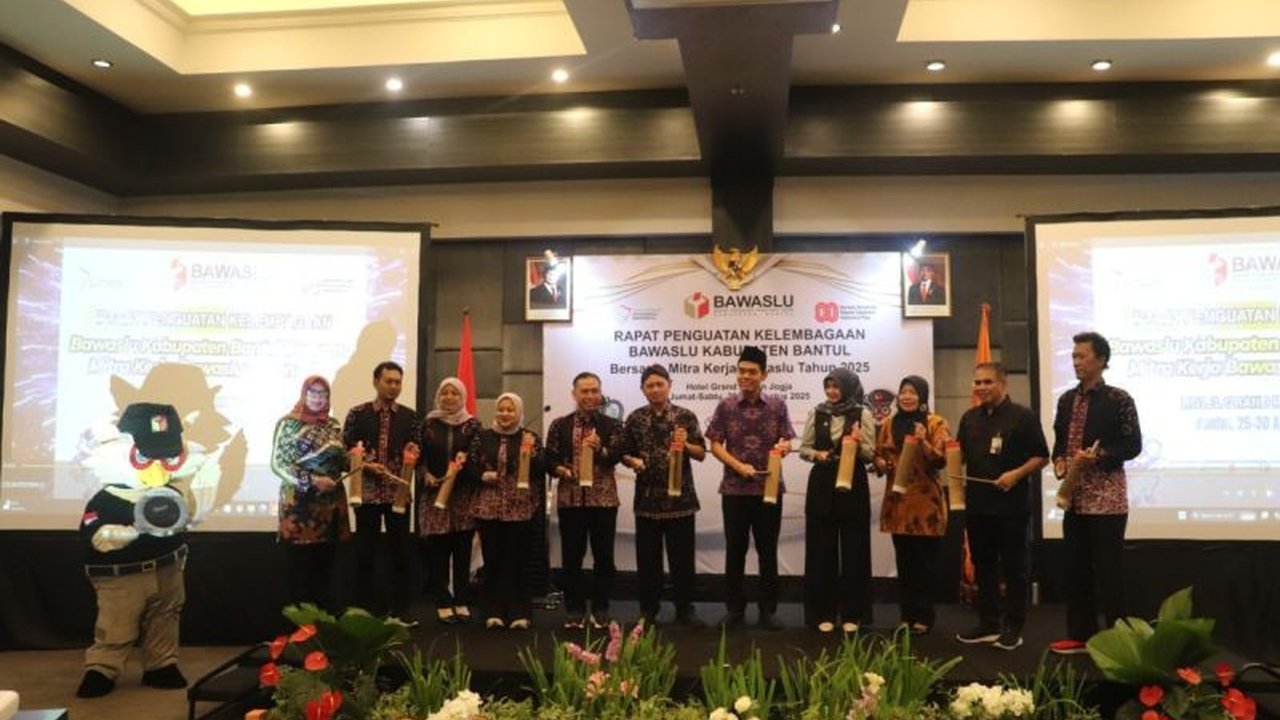 Komisi II DPR RI menegaskan komitmennya dalam memperkuat pengawasan pemilu dan demokrasi. Langkah ini diharapkan menciptakan pemilu yang lebih berkualitas dan bersih di masa depan.