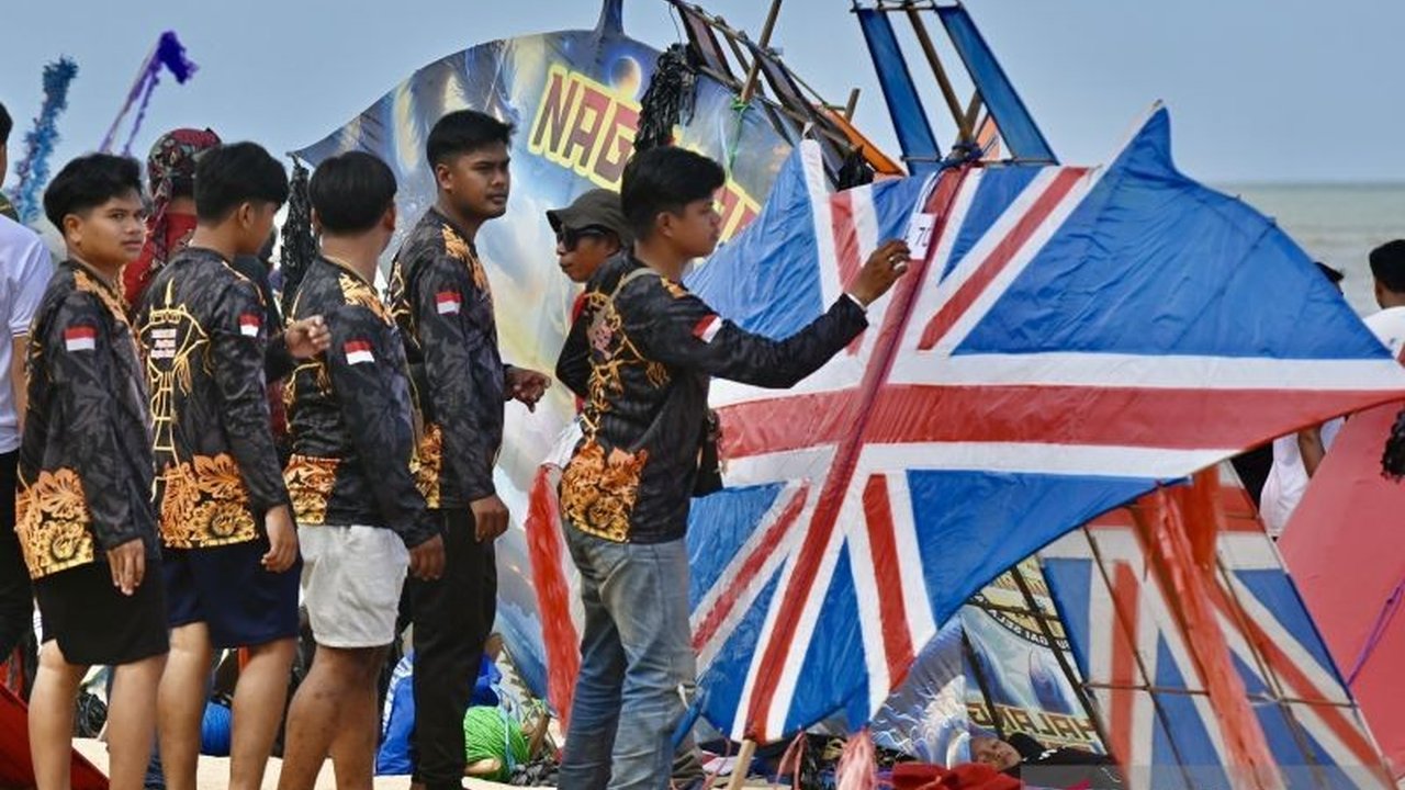 Kabupaten Tanah Laut, Kalimantan Selatan, berhasil mencetak Rekor MURI Layangan Tanah Laut dengan menerbangkan 900 layangan tradisional Dandang. Bagaimana festival ini sukses memecahkan rekor dunia?