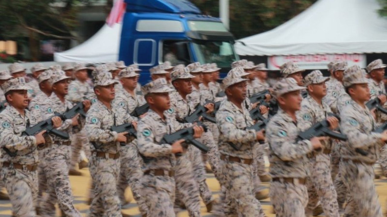 Ribuan warga antusias merayakan Hari Kebangsaan Malaysia ke-68 di Putrajaya dengan karnaval, parade militer, dan pertunjukan udara. Apa pesan penting PM Anwar Ibrahim?