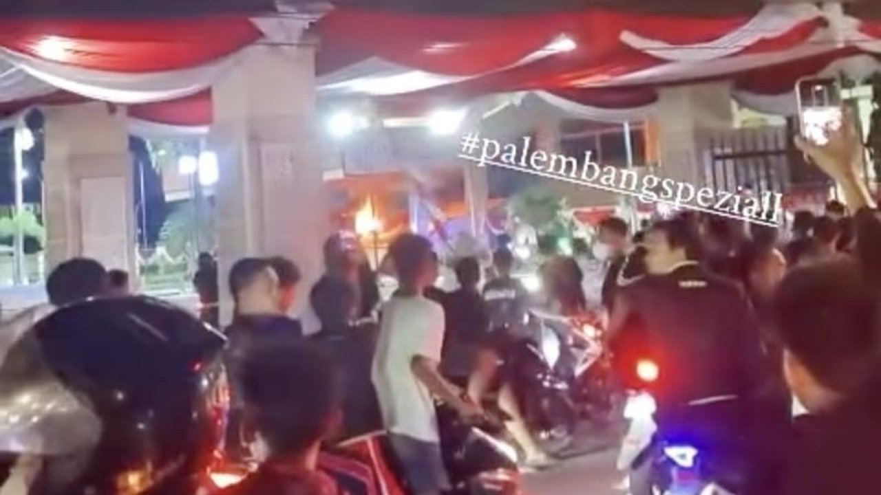 Aksi anarkis massa di Palembang memicu kerusuhan besar, merusak Gedung DPRD dan Ditlantas Polda Sumsel. Apa motif di balik insiden kerusuhan Palembang yang mengejutkan ini?