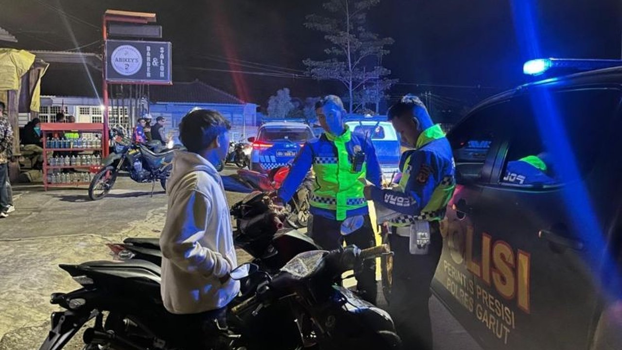 Sinergi Polisi dan TNI gelar Patroli Malam Garut secara rutin. Bagaimana upaya mereka memastikan keamanan kota tetap kondusif dari balapan liar hingga premanisme?