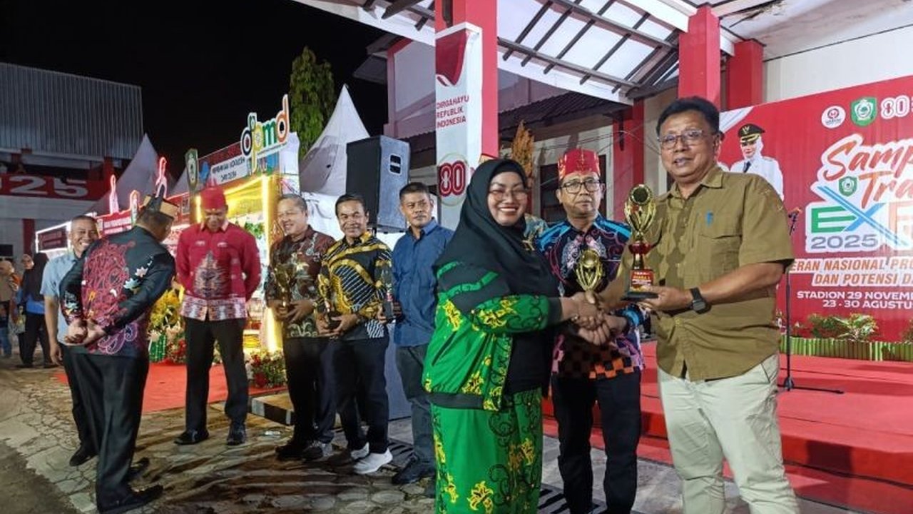 Pemerintah Kabupaten Kotawaringin Timur sukses gelar Sampit Trade Expo 2025. Pameran ini bukan sekadar ajang dagang, tapi juga mendekatkan pelayanan publik kepada masyarakat. Simak selengkapnya!