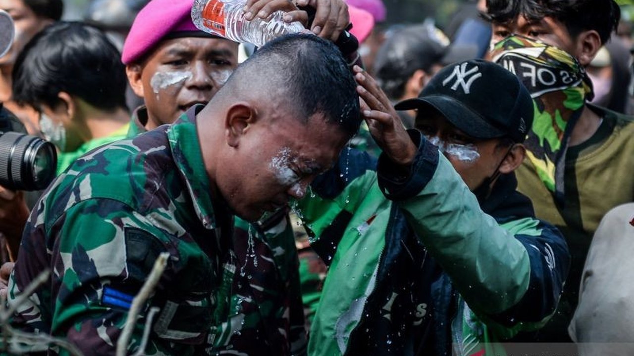 Kapuspen TNI Brigjen Freddy Ardianzah membantah tegas narasi hoaks tentang prajurit TNI ditangkap polisi saat demo. Apa motif di balik penyebaran informasi palsu ini?