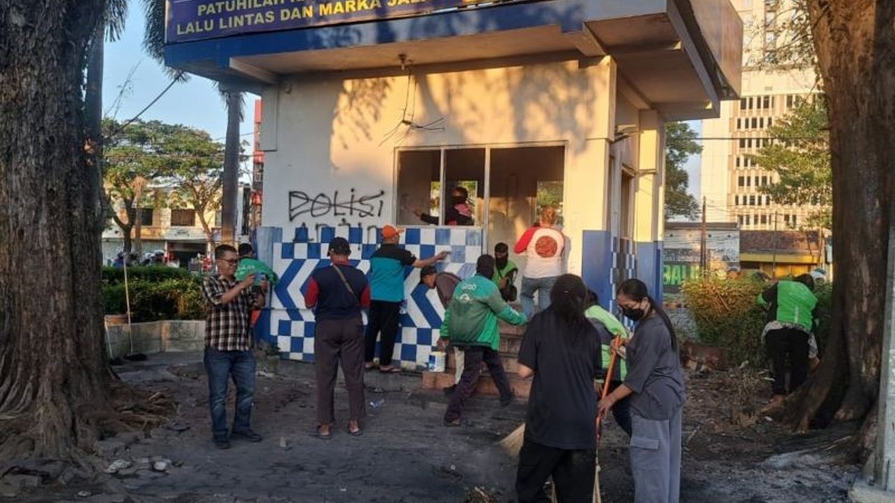 Pengemudi ojek online (ojol) bersama warga kompak membersihkan pos polisi di Surabaya yang dirusak massa. Aksi spontan ini tunjukkan kepedulian luar biasa.