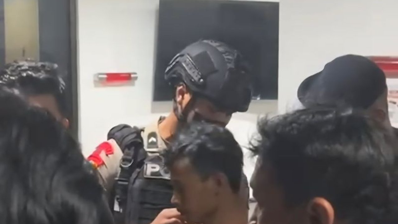 Polda Sumsel intensif memeriksa 42 remaja terduga pelaku pembakaran Gedung DPRD Sumsel dan perusakan fasilitas umum lainnya. Apa motif di balik aksi anarkis geng motor ini?