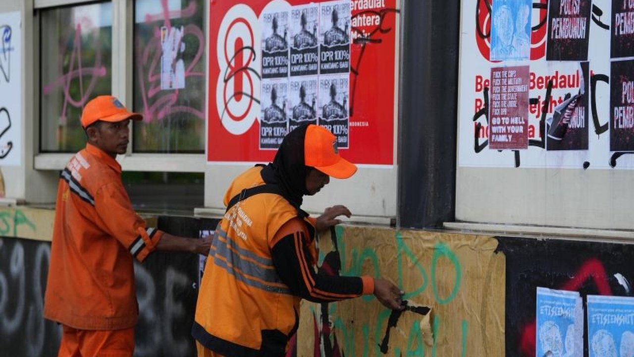Pemerintah Kota Jakarta Barat mengerahkan 500 personel gabungan untuk pembersihan pasca unjuk rasa Palmerah. Simak detail upaya pemulihan fasilitas umum yang rusak!