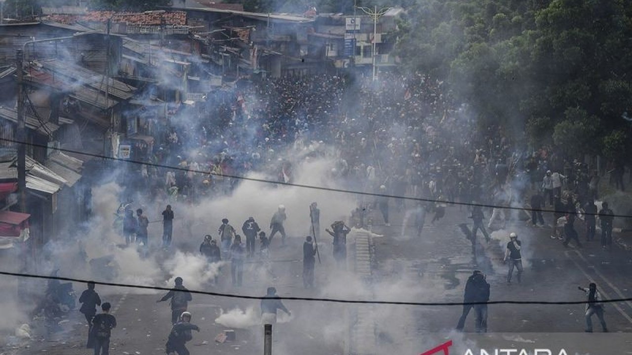 Kulit terpapar gas air mata bisa menyebabkan iritasi parah. Pelajari langkah-langkah pemulihan yang tepat dan hindari kesalahan umum yang justru memperparah kondisi.