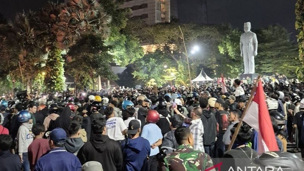 Tiga kampus ternama di Surabaya putuskan alihkan perkuliahan daring demi keselamatan mahasiswa menyusul unjuk rasa. Bagaimana nasib Perkuliahan Daring Surabaya selanjutnya?