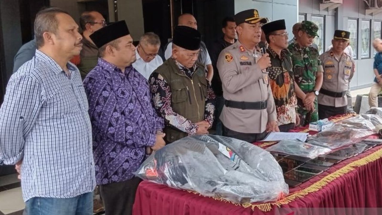 Polres Ciamis menetapkan 16 tersangka, termasuk 11 pelajar, dalam kasus perusakan kantor DPRD Ciamis. Siapa dalang di balik aksi anarkis ini?