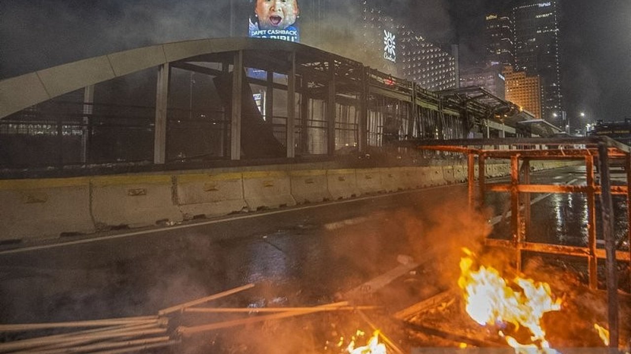 INSTRAN mengutuk keras kerusakan fasilitas umum, termasuk halte Transjakarta dan stasiun MRT, yang terjadi saat demonstrasi. Simak mengapa tindakan ini merugikan dan apa sanksi hukumnya.