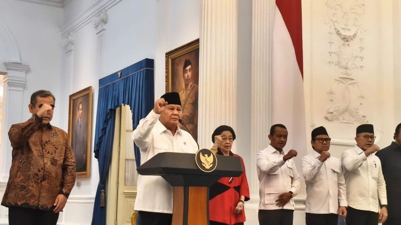 Presiden Prabowo Subianto peringatkan gejala makar dan terorisme, memerintahkan aparat bertindak tegas. Namun, ruang demokrasi tetap dibuka. Bagaimana pemerintah menyeimbangkan kebebasan dan ketertiban?