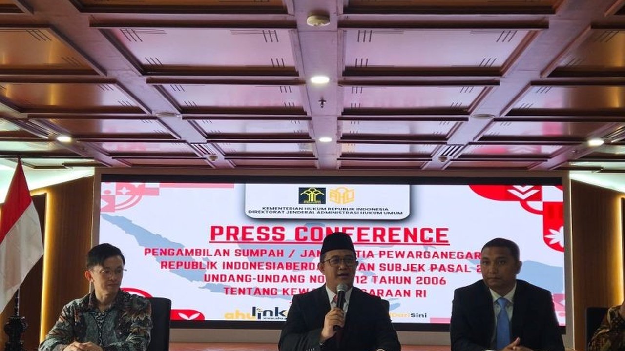 Miliano Jonathans, pemain naturalisasi asal Belanda, dijadwalkan akan dilantik menjadi WNI pada 4 September di Jakarta. Mengapa ia tidak bersama pemain lain?