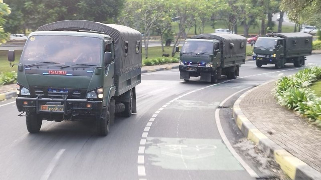 Pangdam Jayakarta kerahkan satu kompi Patroli TNI AD Jakarta tanpa senjata untuk antisipasi aksi anarkis dan penjarahan. Bagaimana strategi unik ini menjaga keamanan ibu kota?