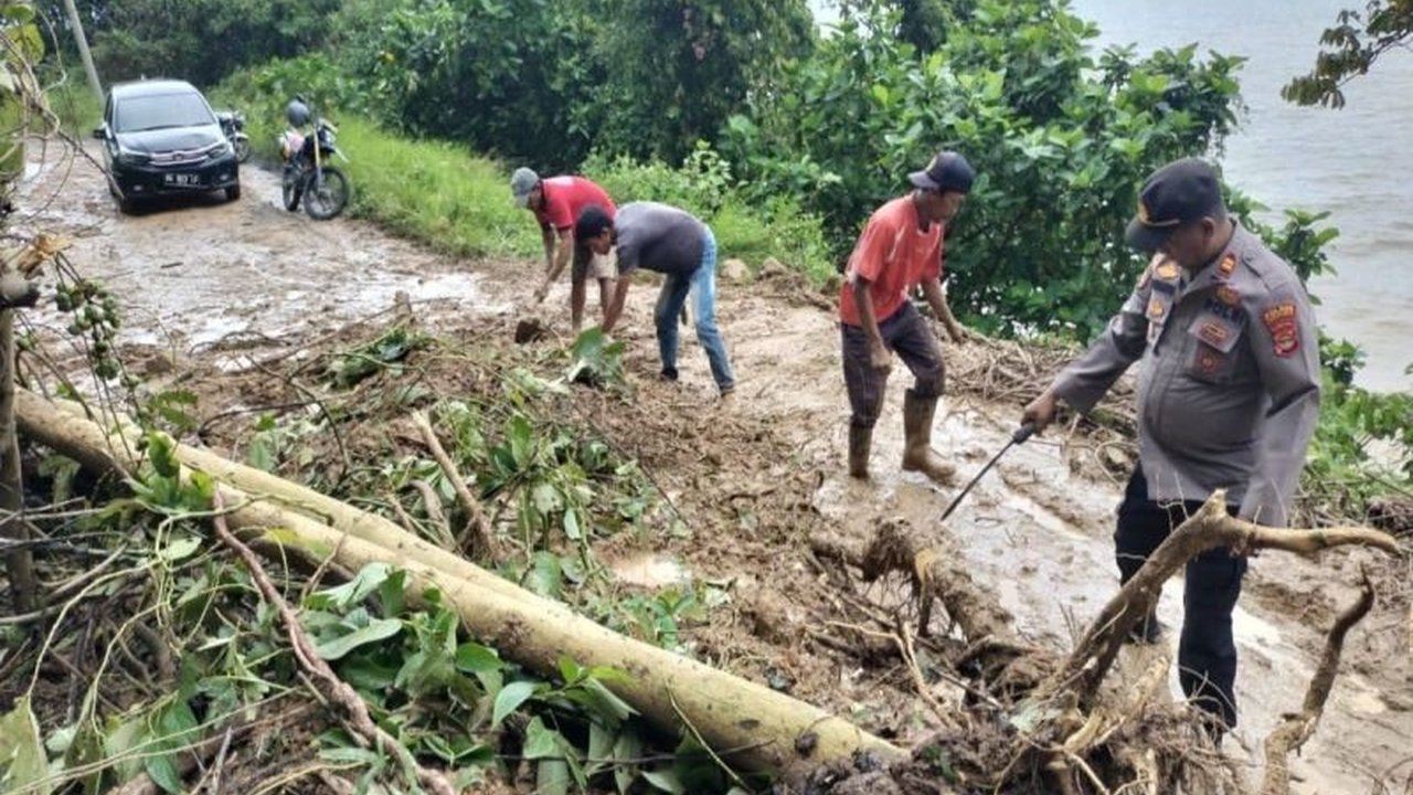 Simak bagaimana personel Polsek Limau dan warga berjibaku membersihkan material longsor di Pekon Tegineneng, Tanggamus, demi kelancaran akses jalan. Upaya cepat dalam Penanganan Longsor Tanggamus ini patut diacungi jempol!