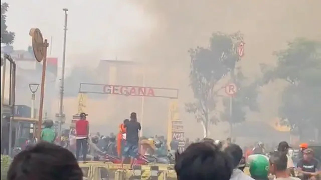 Kantor Gegana Korps Brimob Polri  di Jalan Kramat Raya, Senen, Jakarta Pusat, kebakaran, Minggu, 31 Agustus 2025. (Istimewa)