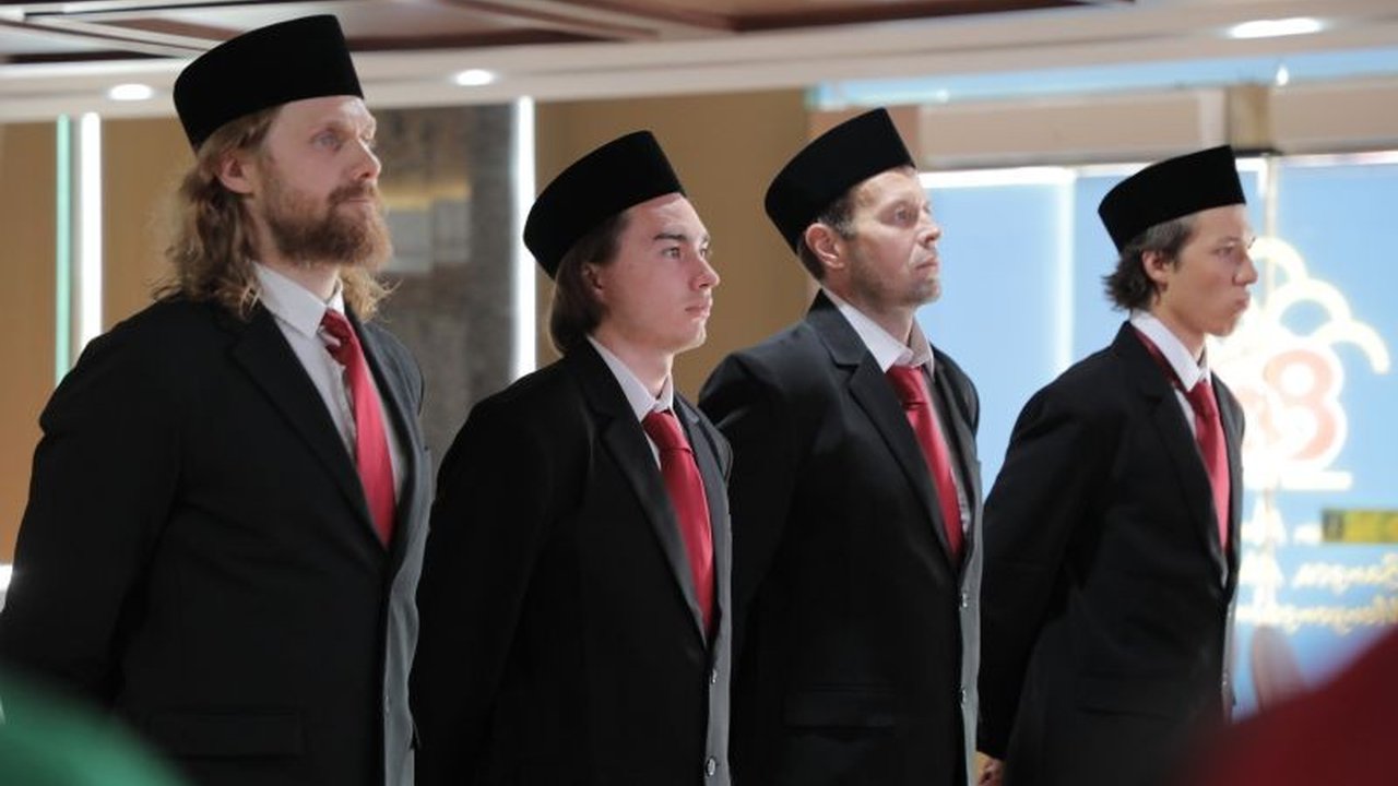 Pemerintah Indonesia resmi menaturalisasi empat atlet hoki es asal Rusia, menandai langkah baru dalam pengembangan olahraga nasional. Penasaran bagaimana mereka akan membawa Timnas Hoki Es berjaya?