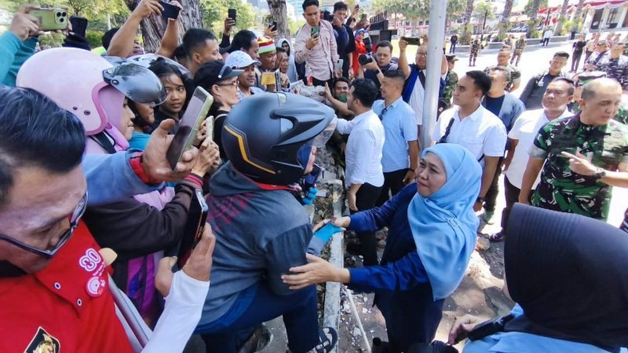 Gubernur Khofifah Indar Parawansa turun langsung menemui warga di depan Gedung Grahadi Surabaya, menyerukan pentingnya menjaga Keamanan Jawa Timur dan tidak terprovokasi. Apa pesan lengkapnya?