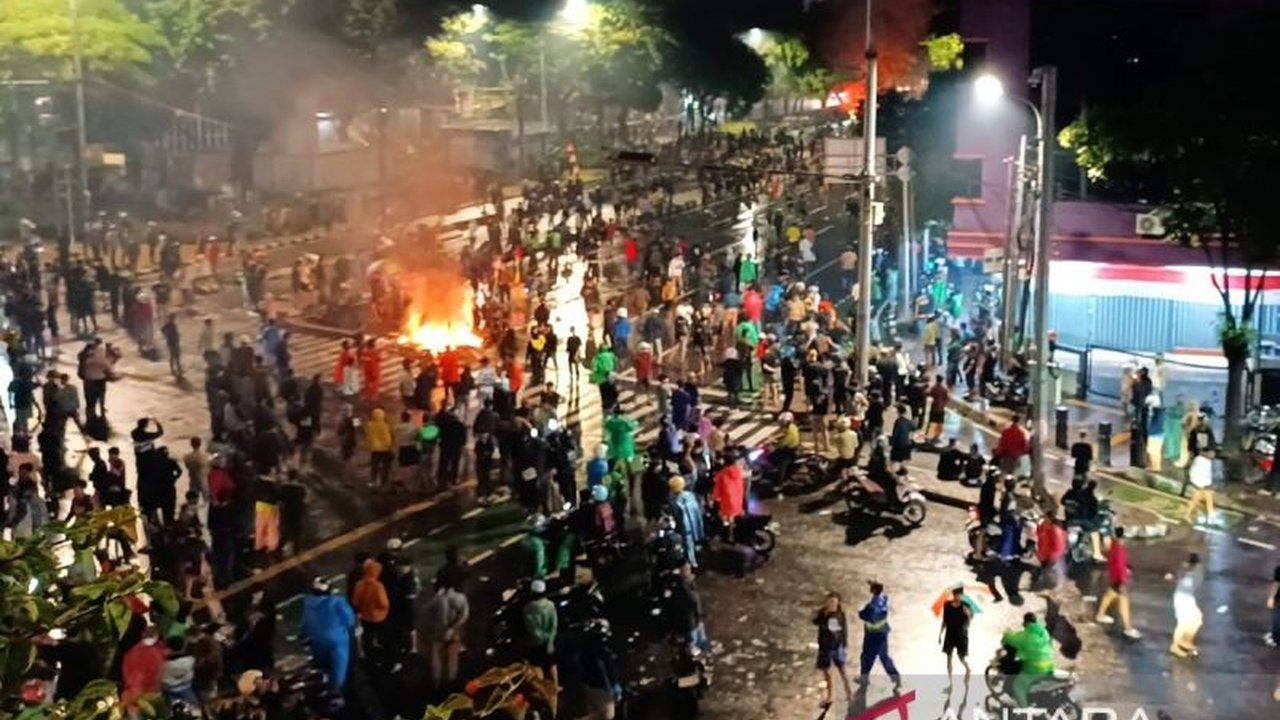 Pemuda Indonesia Center (PIC) mengecam keras Kericuhan Aksi Protes yang berujung perusakan fasilitas umum dan penjarahan. Siapa dalang di balik aksi anarkis ini?