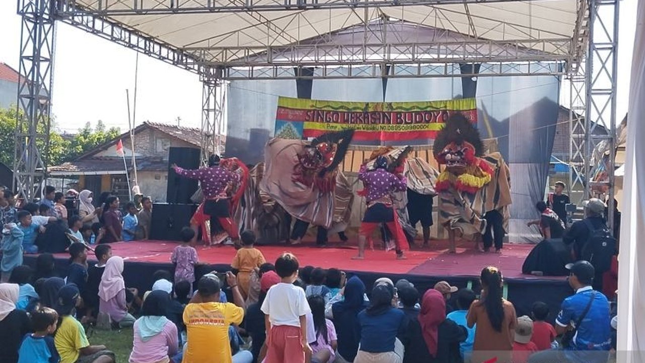 Pentas Barongan Kolosal Kudus bukan sekadar hiburan, melainkan kampanye budaya yang sukses menarik perhatian nasional. Simak bagaimana seni tradisional ini memikat generasi muda!