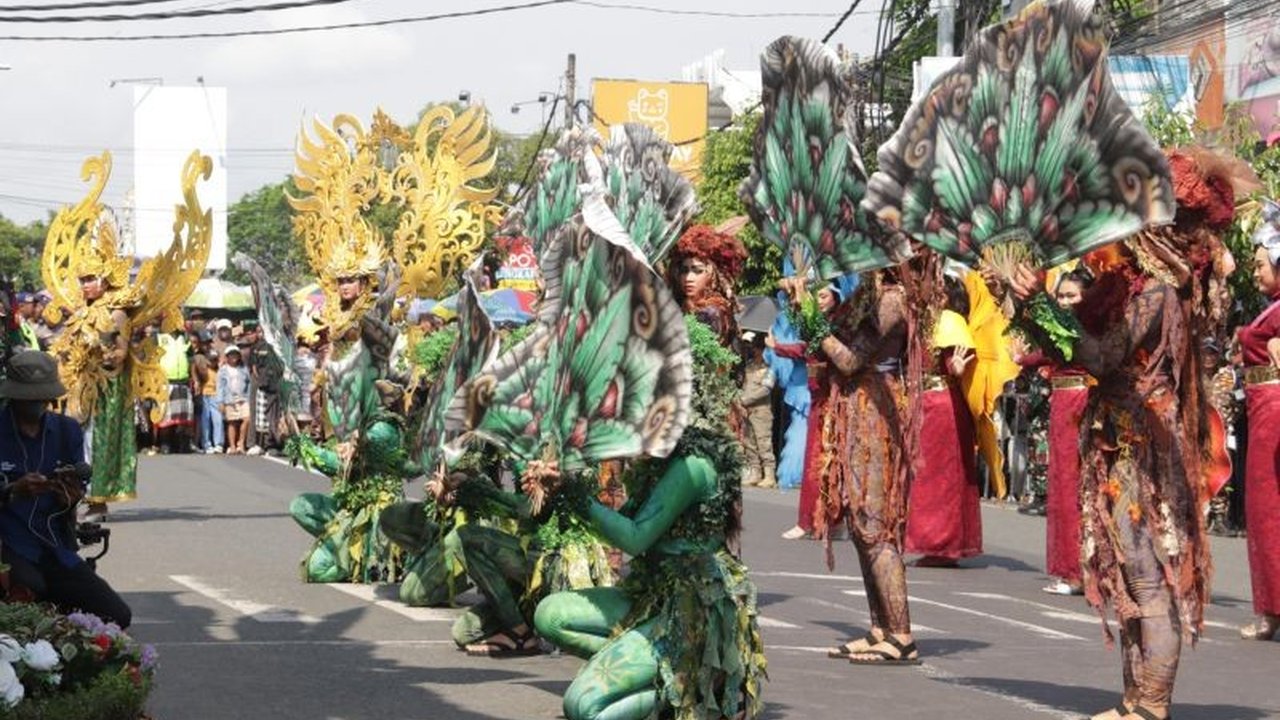 Saksikan kemeriahan Parade Budaya Jembrana yang melibatkan 1.800 seniman dari berbagai daerah, menjadi puncak Festival Semarak Jembrana 2025 dan simbol gotong royong.