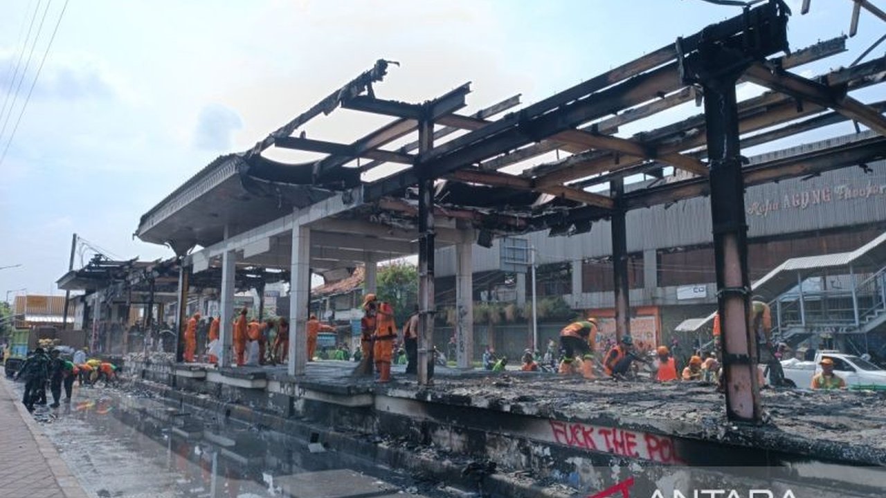 Dinas Lingkungan Hidup (DLH) DKI Jakarta telah tuntas melakukan pembersihan lokasi unjuk rasa di seluruh wilayah Jakarta. Ribuan personel DLH Bersihkan Jakarta, memastikan ibu kota kembali bersih dan siap beraktivitas.