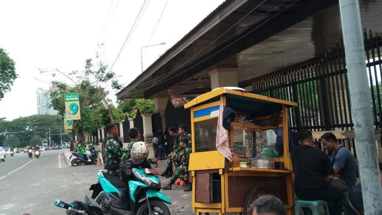 Personel TNI Siaga Penuh di DPRD Sumsel menyusul rencana demo mahasiswa 1 September 2025. Apa saja persiapan keamanan dan kondisi terkini pasca-kerusuhan sebelumnya?