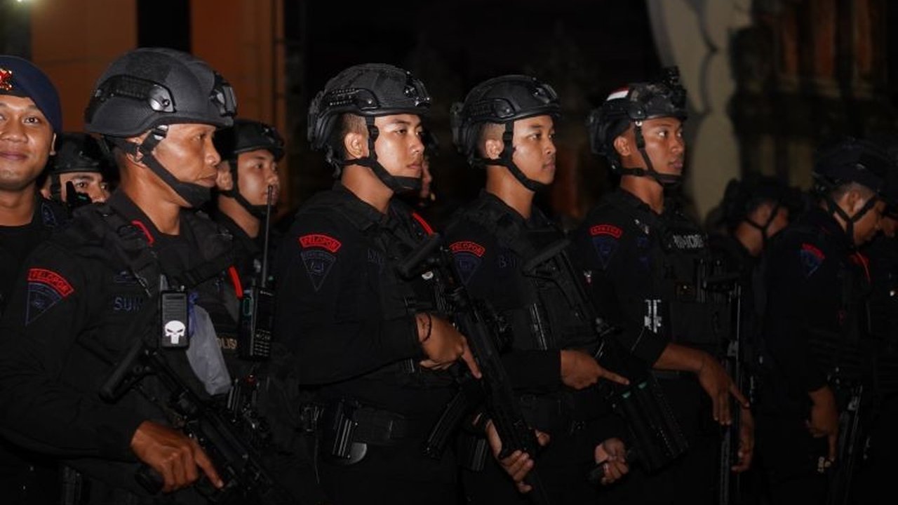 Polda Bali mengerahkan 1.441 personel untuk Pengamanan Polda Bali dan markasnya, mengantisipasi unjuk rasa. Apa strategi mereka menjaga keamanan di Pulau Dewata?