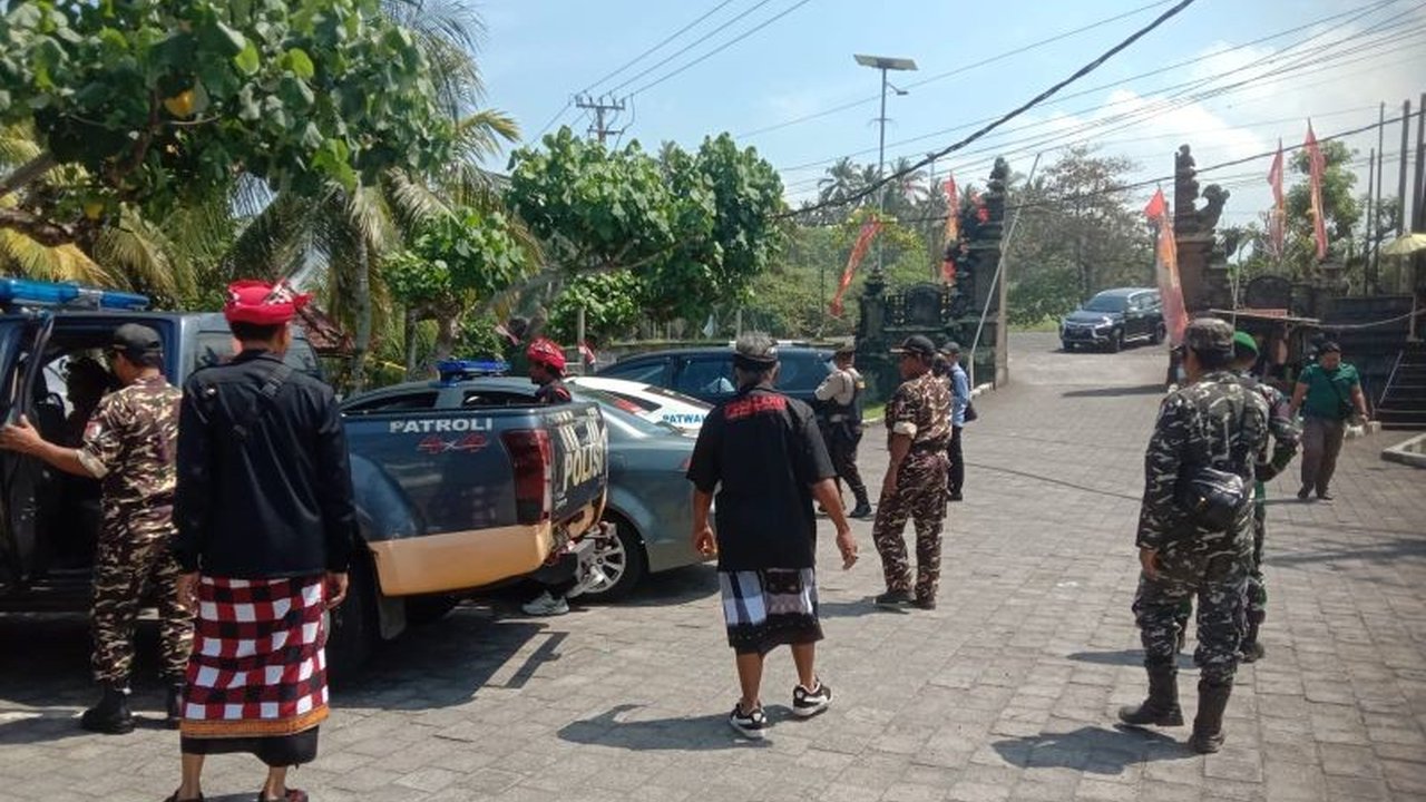 Aparat TNI dan Polri di Jembrana, Bali, bersinergi dengan pecalang, Banser, dan Linmas dalam Patroli Bersama Jembrana. Upaya ini untuk menjaga keamanan wilayah dan mengantisipasi gangguan Kamtibmas.